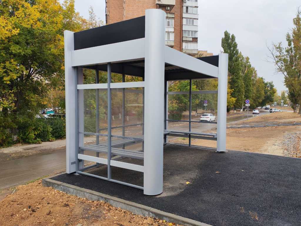 Остановочный павильон размером 4000х2450х3000 мм остекление и лавочки с 3-х сторон