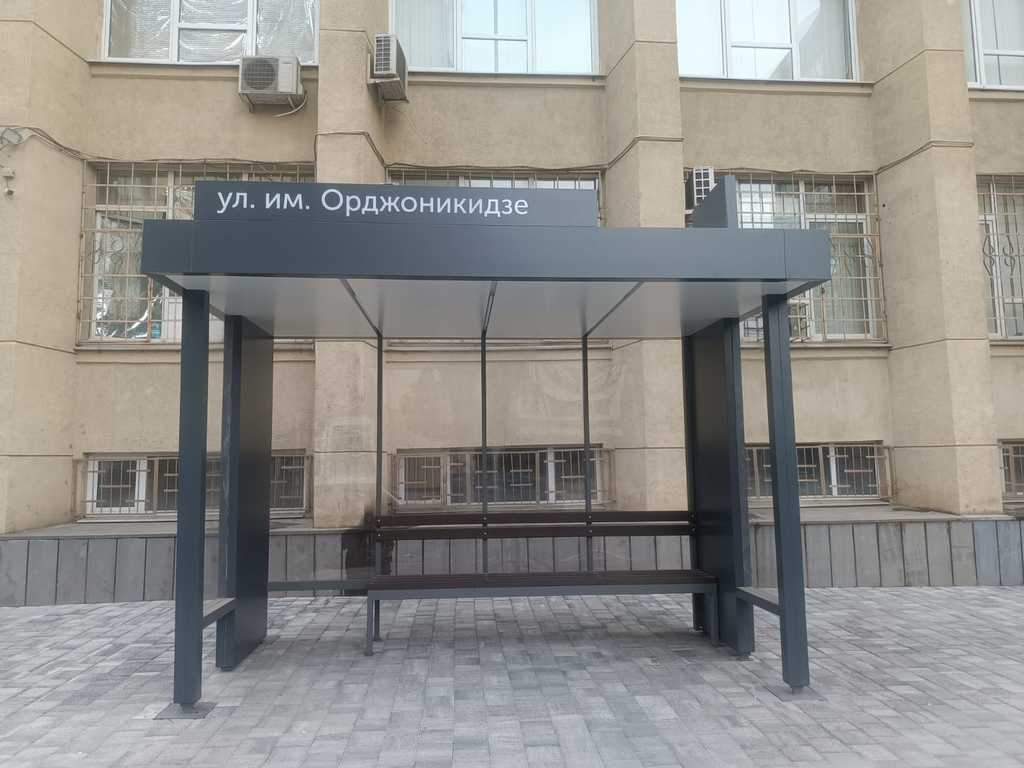 Остановочный павильон размером 4300х2400х3520 мм с нанесением названий остановок и номеров транспорта