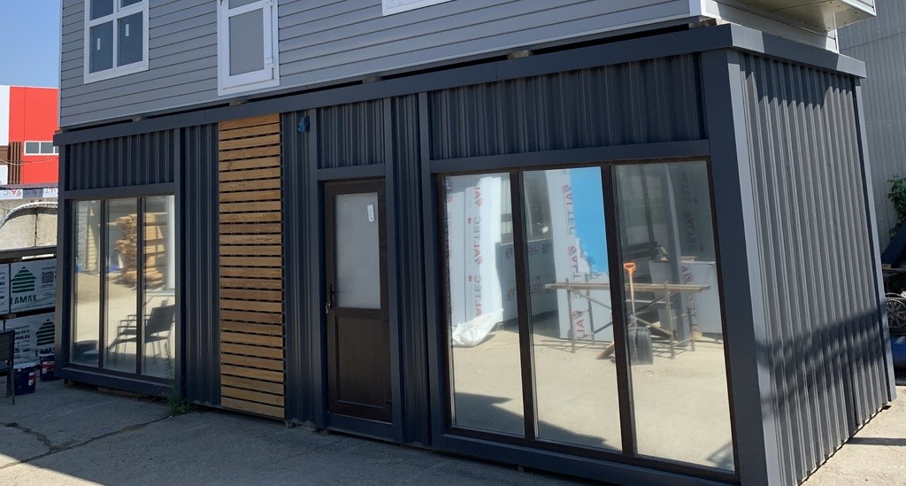 Дачный дом из морского контейнера размером 9х3х3 м